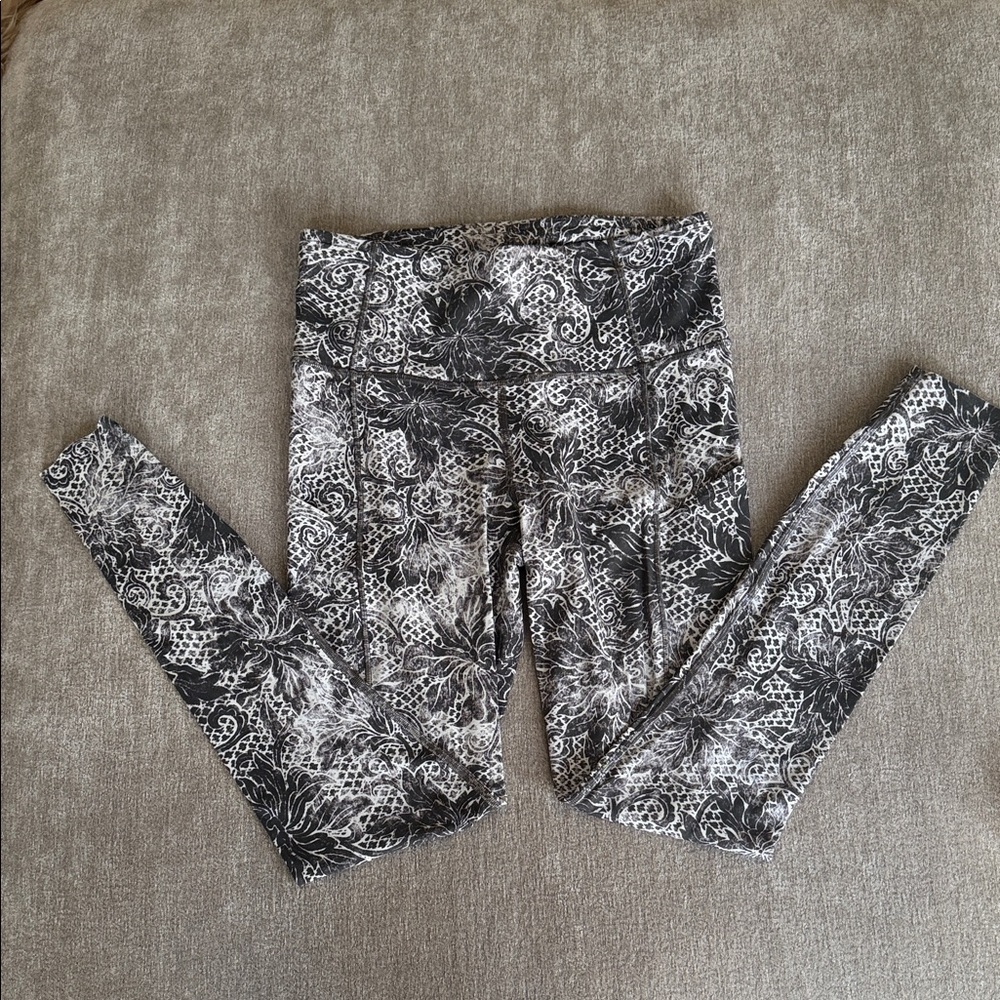 EUC/Like New - Fast and Free High-Rise Tight 5 Pocket Size 6